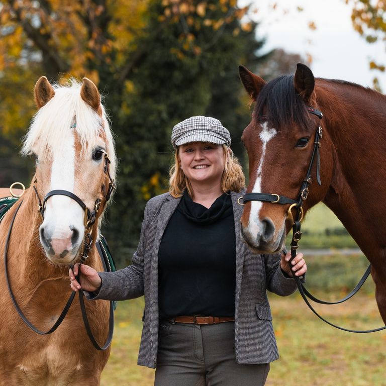 Portrait Annika mit ihren Pferden